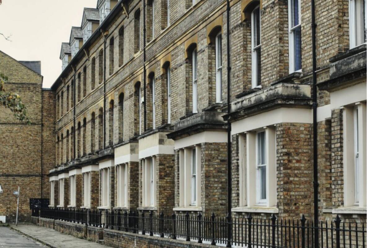 Victorian terraced houses on a cobbled street in Oxford, UK